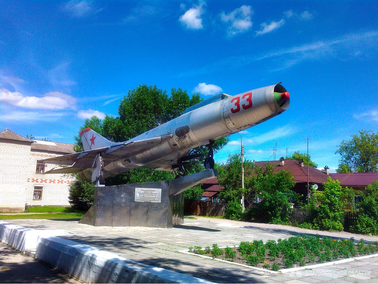 Самолёт-памятник СУ-9